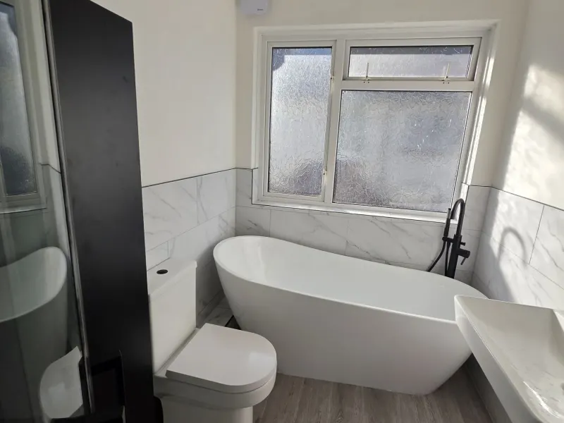 Bathroom refit with black fittings – photo 1