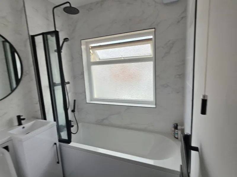 Marble-effect bathroom renovation – photo 1