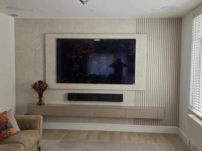 Panelled media wall with TV and soundbar (photo 1)
